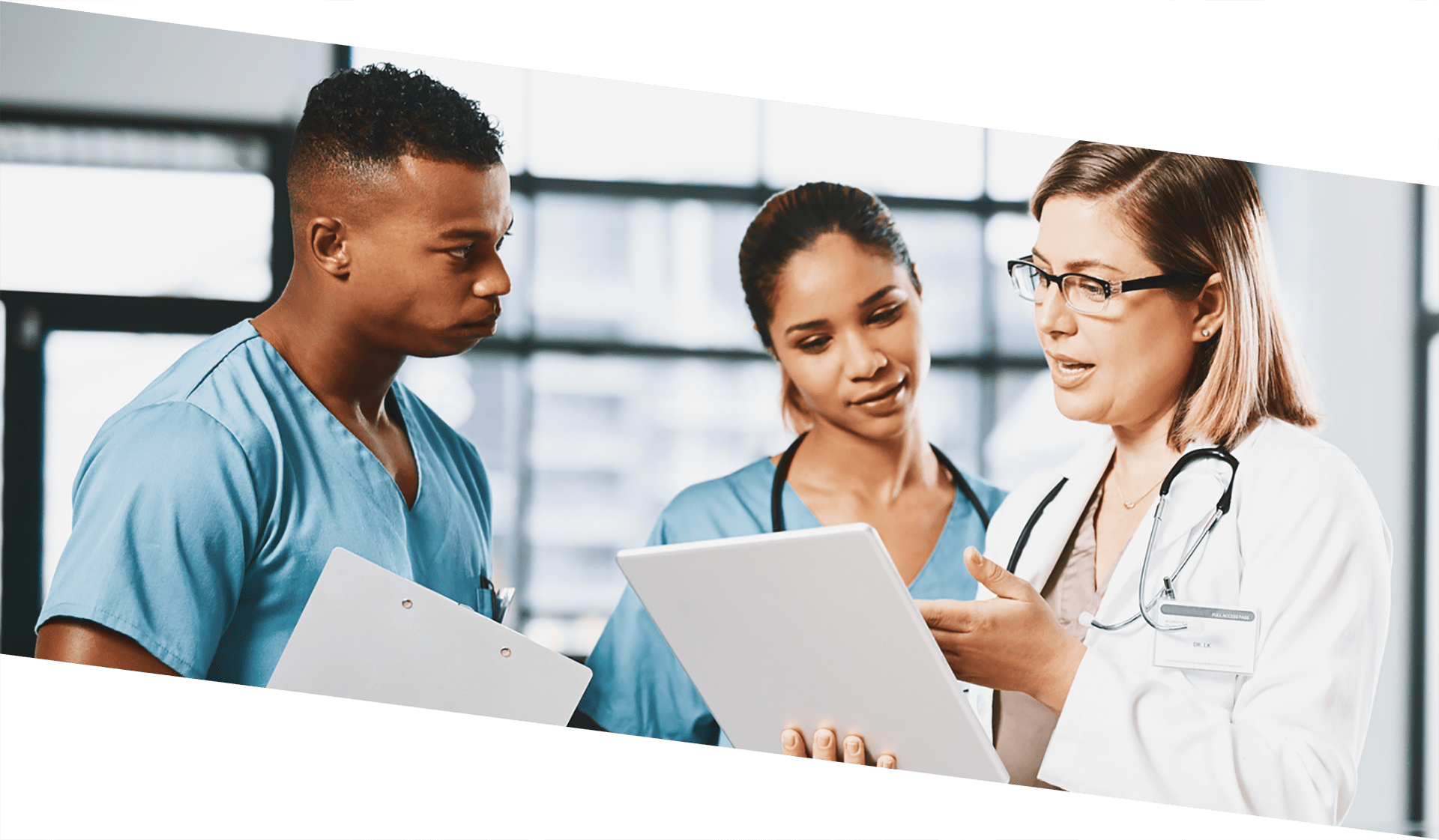 Nurses discuss a report with a doctor